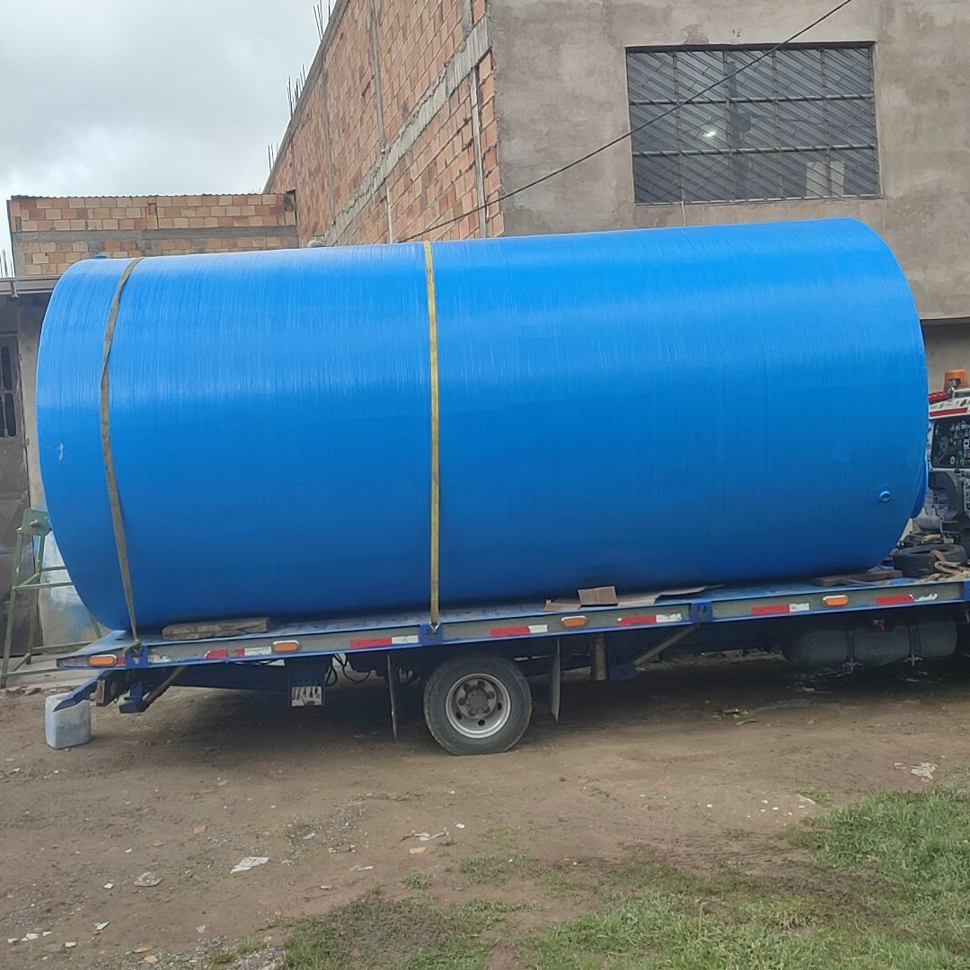 Tanque de fibra de vidrio sobre un camión listo para despacho